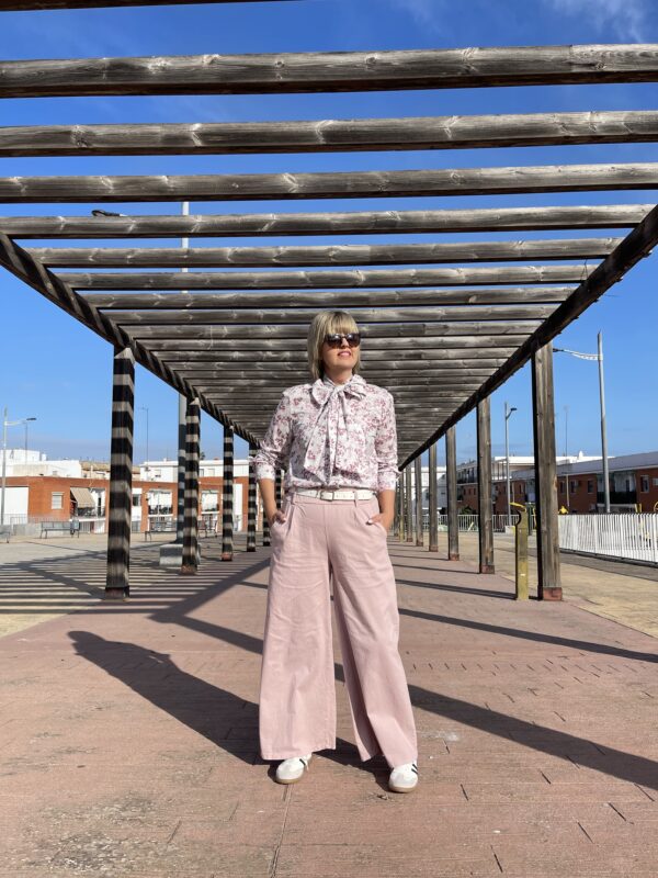 Pantalón palazo rosa.