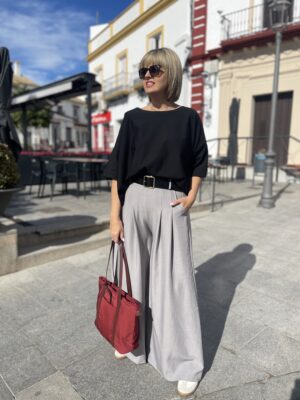 Pantalón palazo pinzas gris.