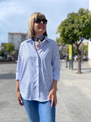 Camisa básica raya celeste.