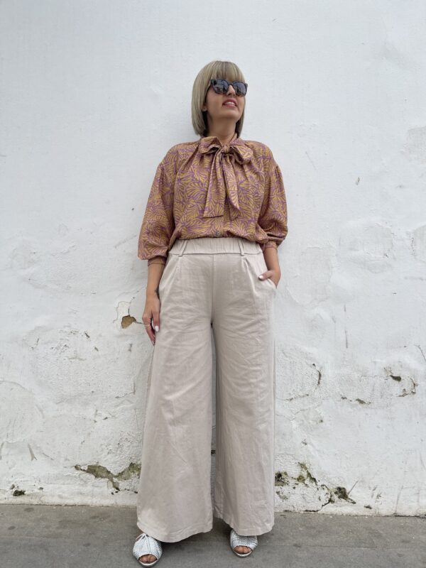 Pantalón de palazo beige. - Imagen 4