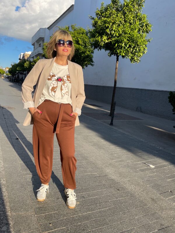Pantalón confort hebilla marrón chocolate. - Imagen 3