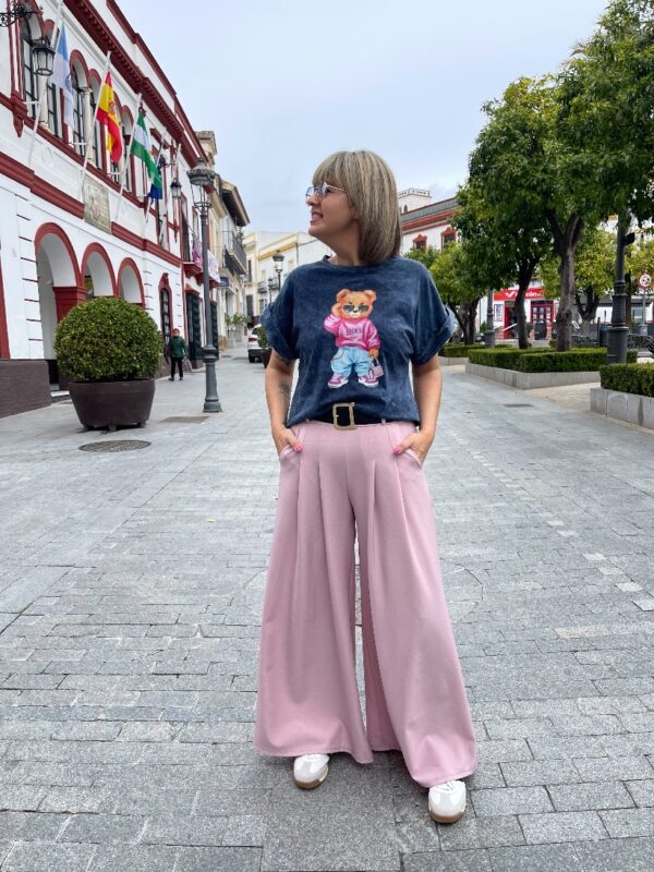 Pantalón palazo pinzas rosa.