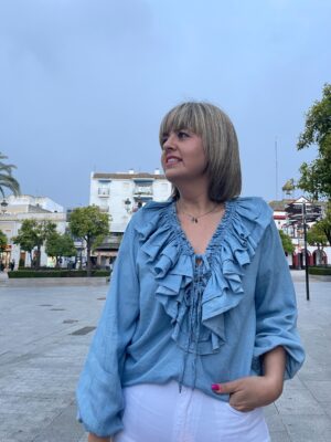 Camisa denim volantes en “V”