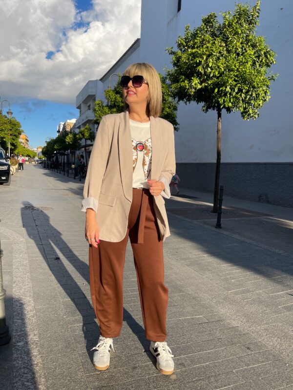Pantalón confort hebilla marrón chocolate. - Imagen 2