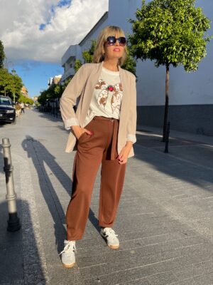 Pantalón confort hebilla marrón chocolate.