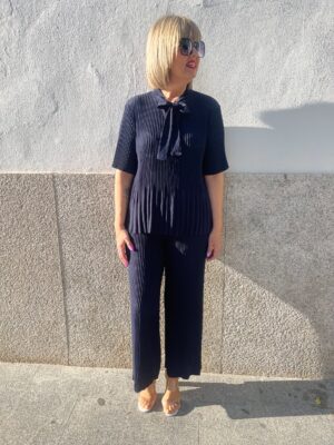 Conjunto plisado azul marino.
