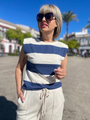 Camiseta franjas azul.
