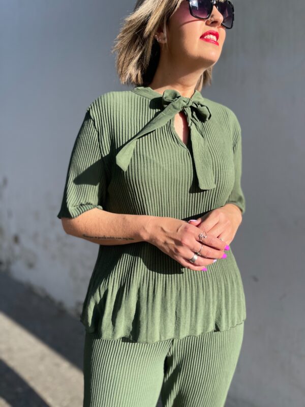 Conjunto plisado verde. - Imagen 2