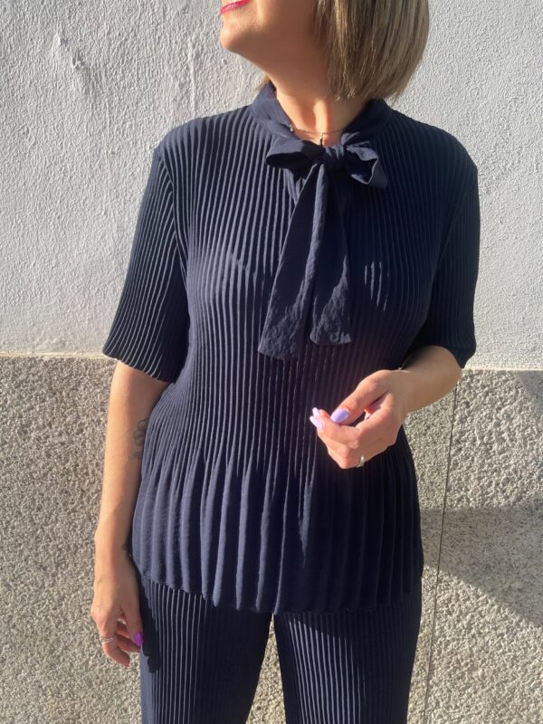 Conjunto plisado azul marino. - Imagen 2