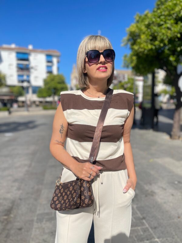 Camiseta franja marrón chocolate. - Imagen 3