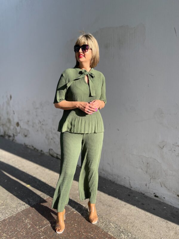 Conjunto plisado verde. - Imagen 4
