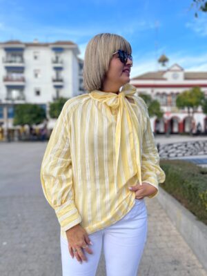 Camisa amarilla a rayas cuello lazo.