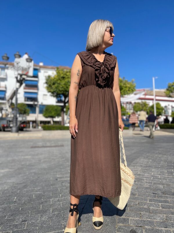 Vestido escote volantes marrón chocolate. - Imagen 3