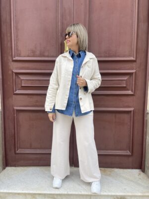 Sobre camisa denim beige.