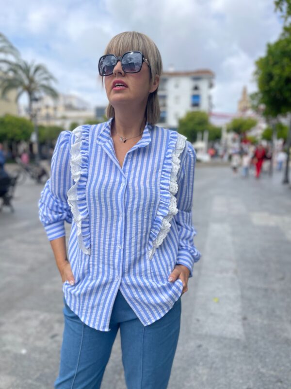 Camisa raya volantes verticales.