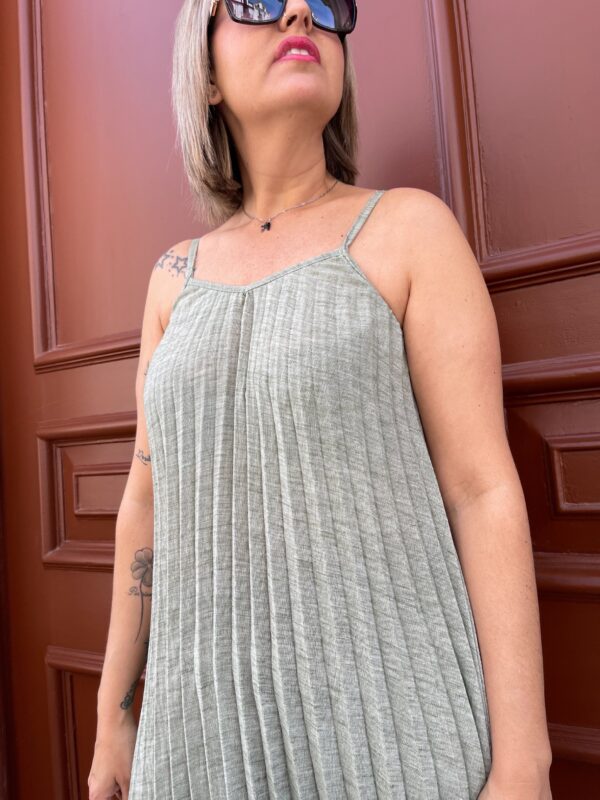 Vestido plisado lino verde. - Imagen 2