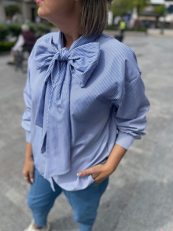 Camisa cuello lazo rayas. - Imagen 4