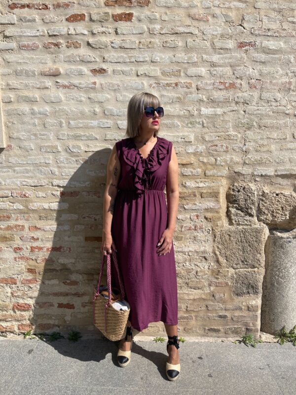 Vestido escote volantes tinto. - Imagen 2