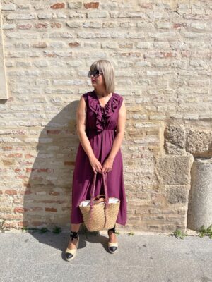 Vestido escote volantes tinto.