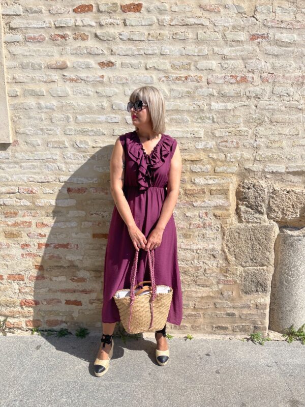 Vestido escote volantes tinto.