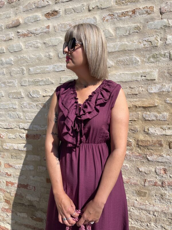 Vestido escote volantes tinto. - Imagen 3