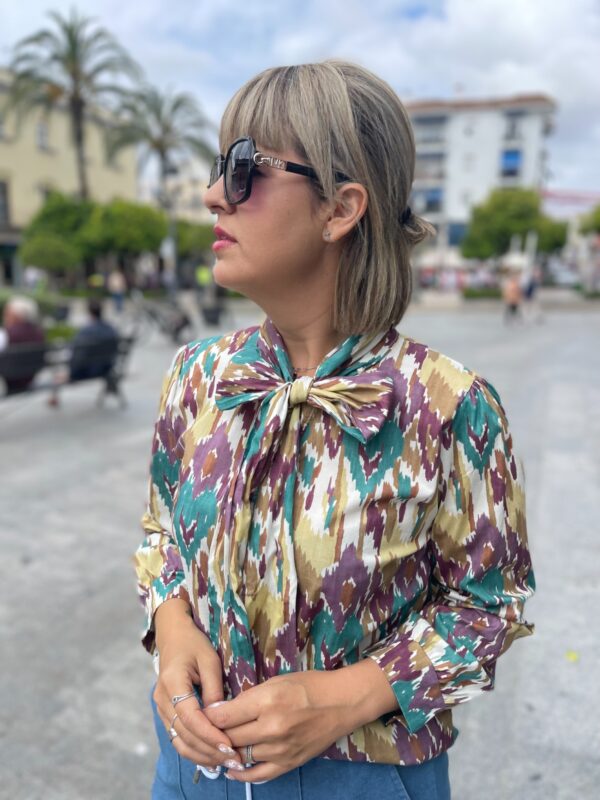 Camisa desigual, cuello lazo. - Imagen 3