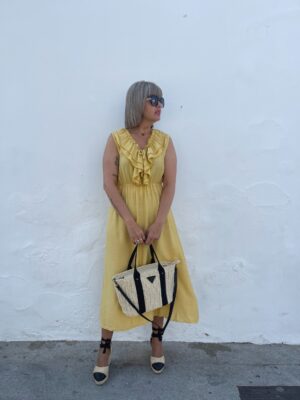 Vestido escote volantes mostaza.