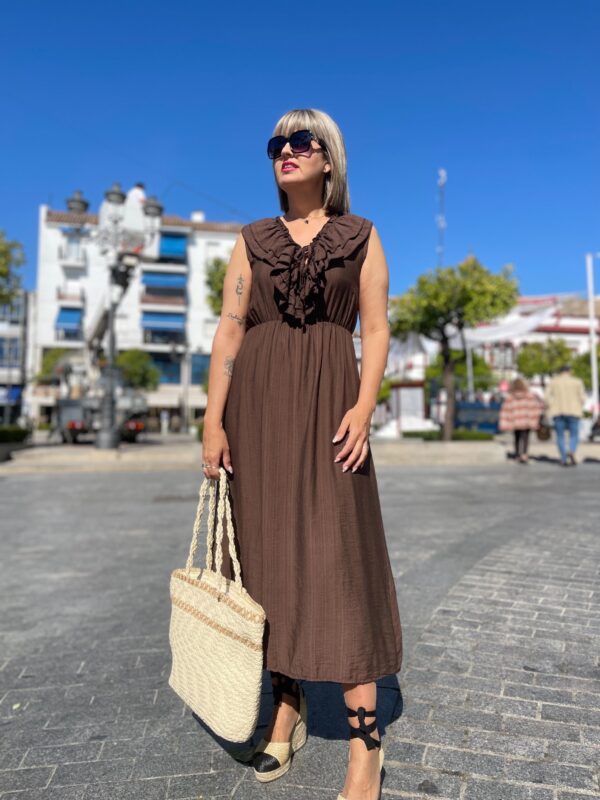 Vestido escote volantes marrón chocolate.