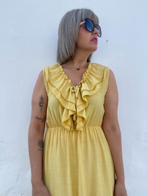 Vestido escote volantes mostaza. - Imagen 3