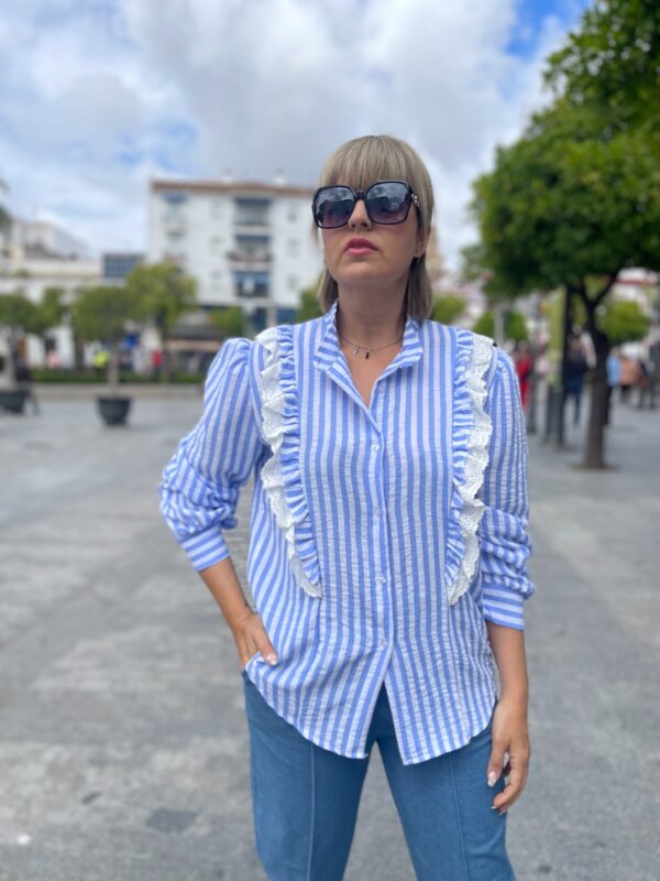 Camisa raya volantes verticales. - Imagen 2