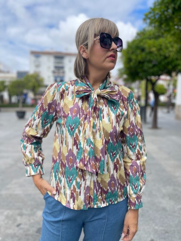 Camisa desigual, cuello lazo. - Imagen 4