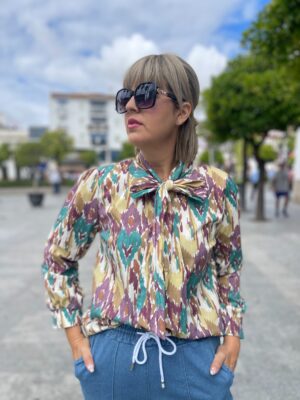 Camisa desigual, cuello lazo.