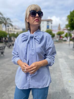 Camisa cuello lazo rayas.