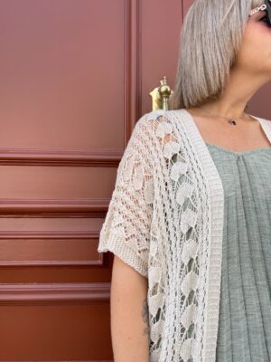Cardigan largo calado beige.