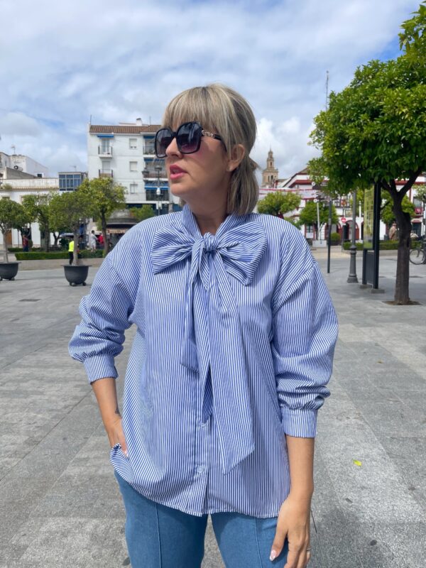 Camisa cuello lazo rayas. - Imagen 2