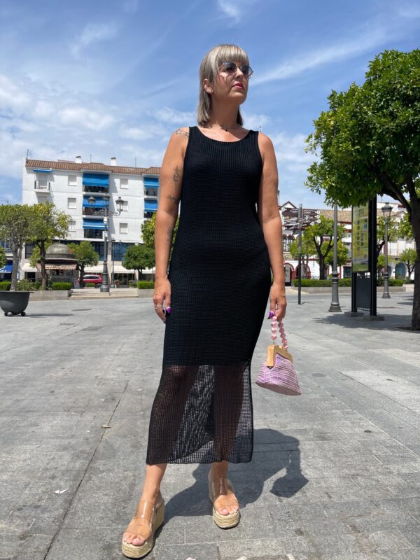 Vestido de rejilla negro.