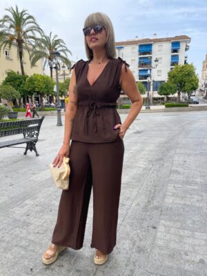 Conjunto Silvia marrón chocolate.