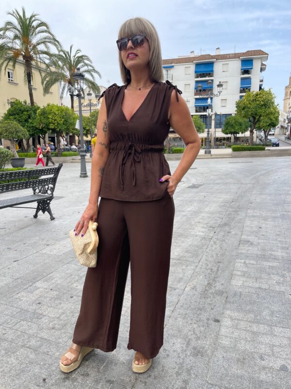Conjunto Silvia marrón chocolate.