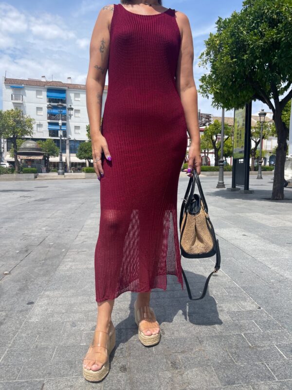 Vestido rejilla burdeos. - Imagen 5