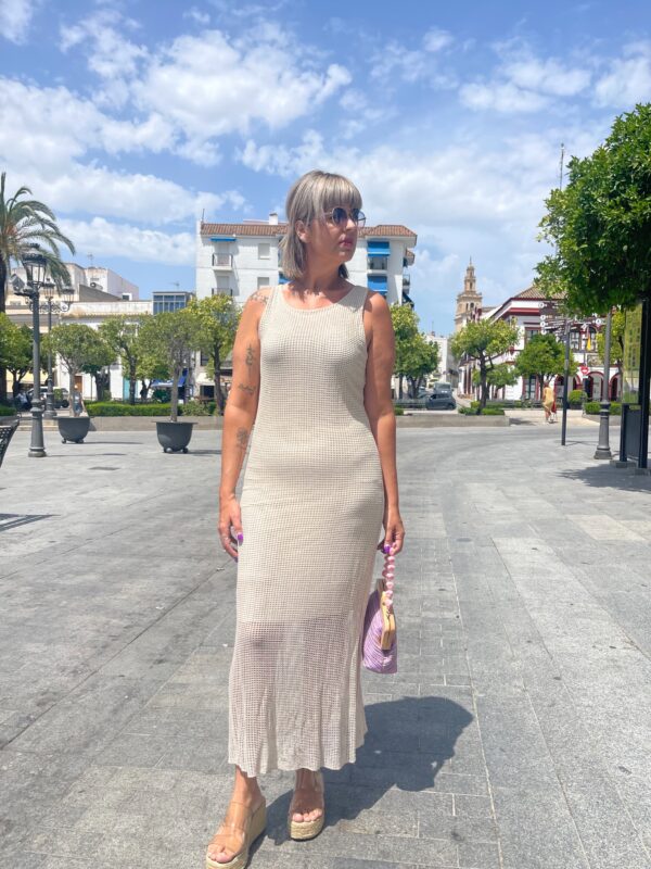 Vestido rejilla beige.