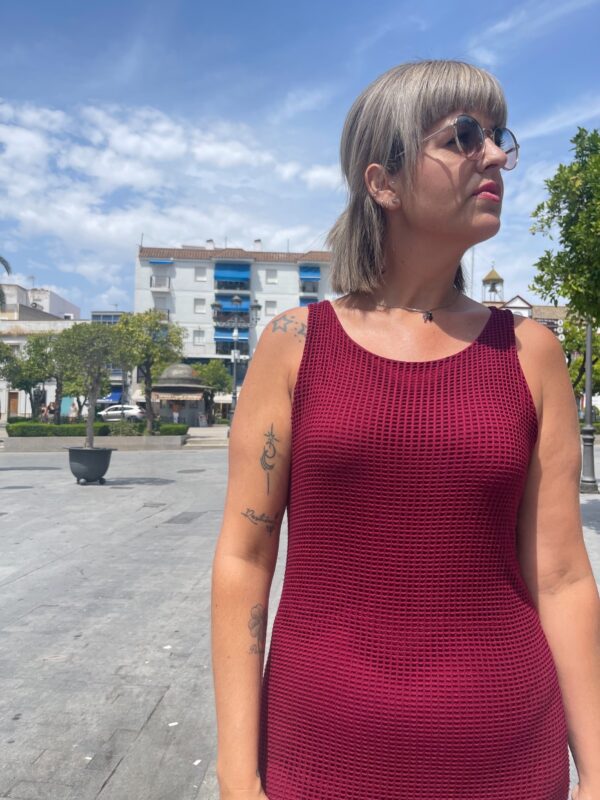 Vestido rejilla burdeos. - Imagen 4
