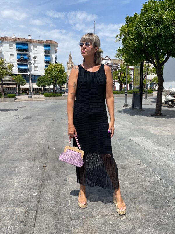 Vestido de rejilla negro. - Imagen 2