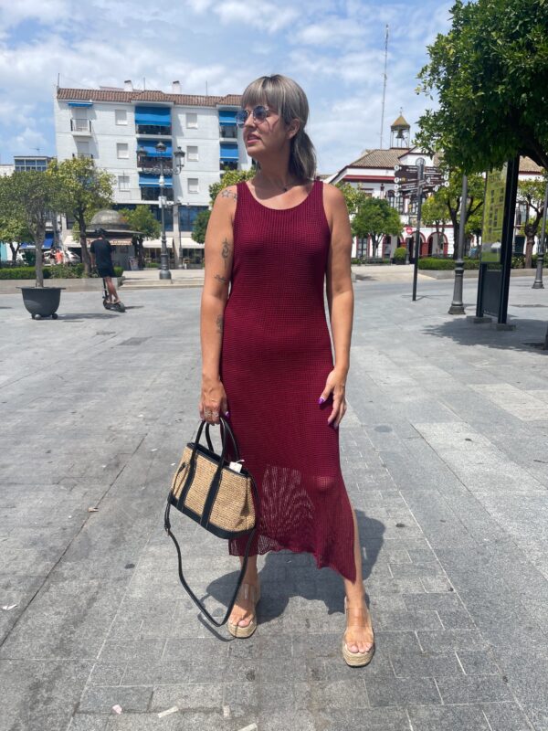 Vestido rejilla burdeos. - Imagen 3