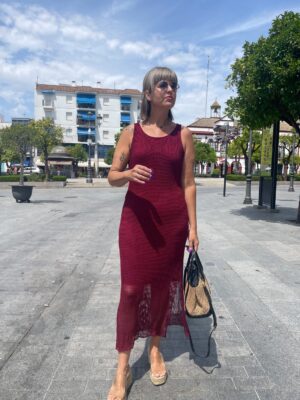 Vestido rejilla burdeos.