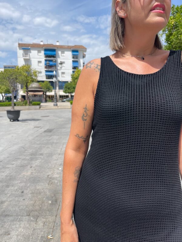 Vestido de rejilla negro. - Imagen 4