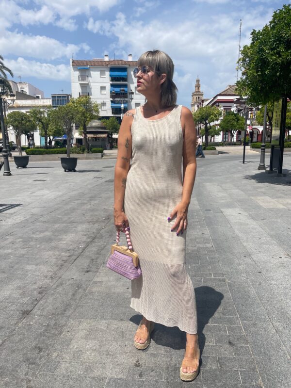 Vestido rejilla beige. - Imagen 3
