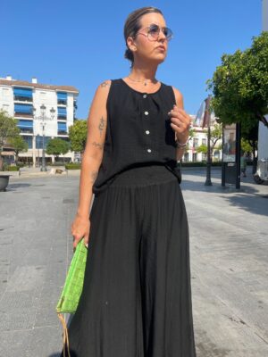 Conjunto Brisa (pantalón efecto falda) negro.
