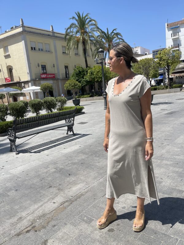 Vestido confort beige. - Imagen 4