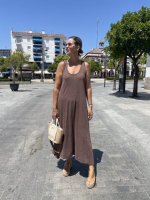 Vestido confort tirante ancho marrón chocolate.