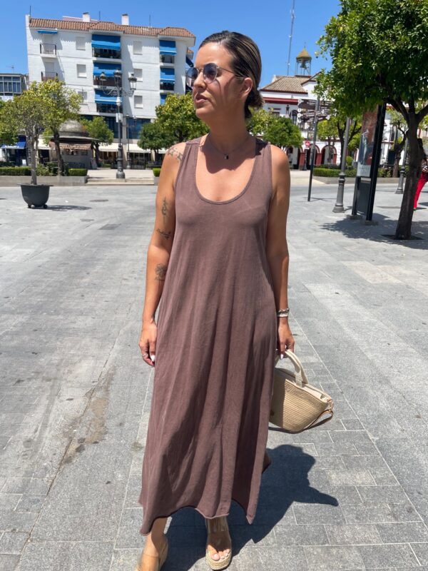Vestido confort tirante ancho marrón chocolate. - Imagen 2